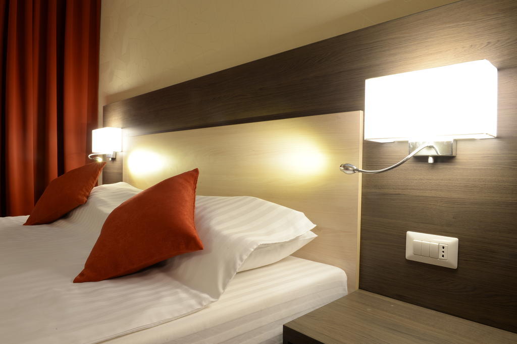 Hotel Galaxy Dumbravita (Timis) Quarto foto